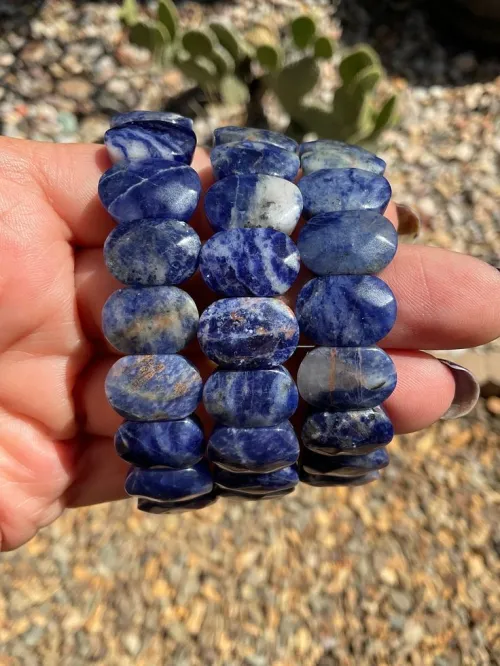 UV light test showing sodalite fluorescence